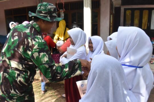 Satgas TMMD 106 BERCANDA GURAU BERSAMA PELAJAR SD
