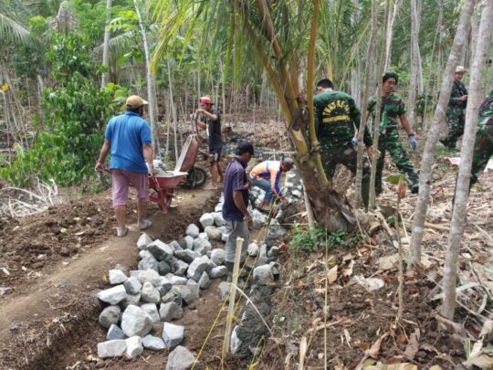 SATGAS TMMD 106 KODIM 0818/ Wil. Kab.MALANG – BATU Buat IRIGASI