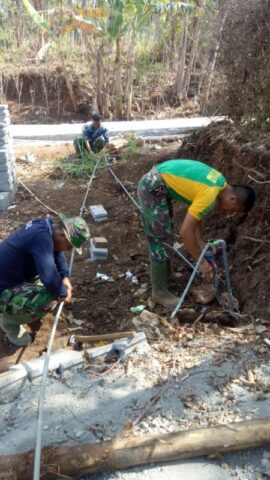 Penyaluran Air Bersih membahagiakan warga Desa Kedungsalam pada TMMD Ke 106 Kodim 0818