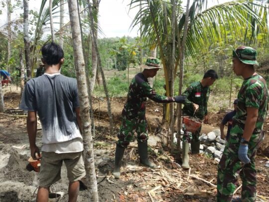 Kekompakan warga dan TNI nampak di pengerjaan irigasi TMMD 106