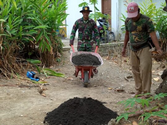 Gunakan Angkong Kopda Agung “Tinggal Sorong” di Rehab RTLH