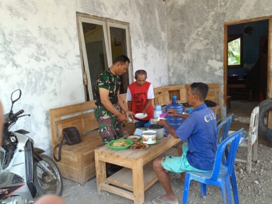 Makan Siang bersama Warga, Wujud Kebersamaan TNI dan Warga