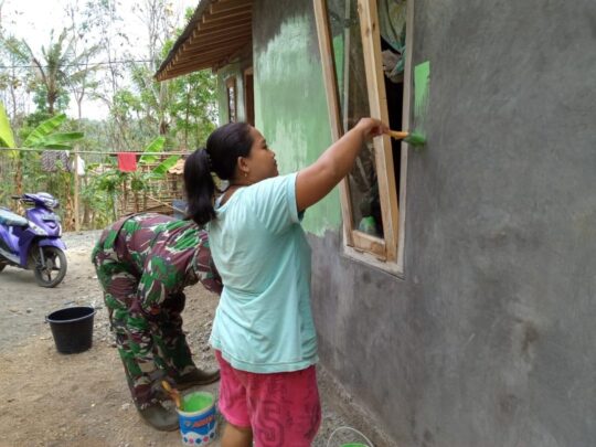 Bantu Satgas TMMD, Istri Tri Iswono Lakukan Pengecetan Rumahnya
