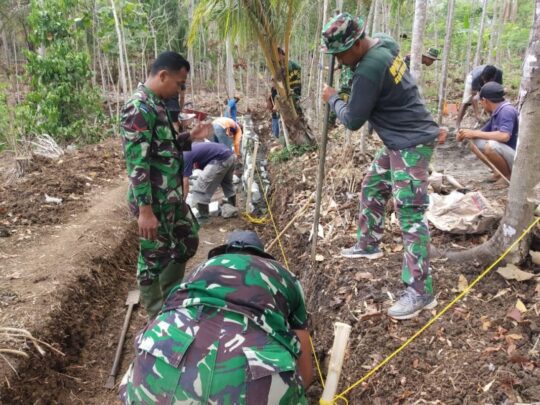 Selain Mahir Gunakan Senjata , Satgas TMMD 106 Juga Mahir Gunakan Linggis