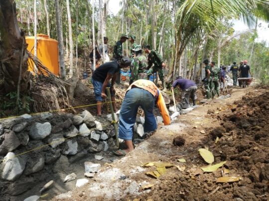 SATGAS TMMD KE 106 GOTONG ROYONG BERSAMA MASYARAKAT BANGUN SALURAN IRIGASI