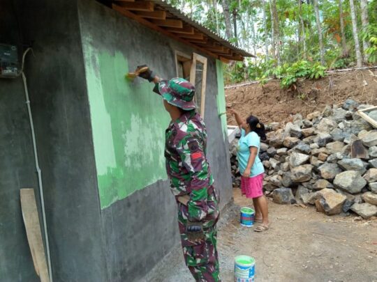 Yanti Ditemani Prada Rino Yanti, Mengecat Rumahnya