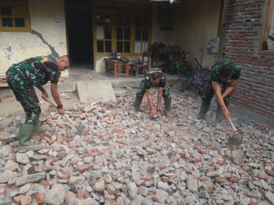 Anggota Satgas TMMD 106 Kodim Cilacap Ratakan Puing Sisa Bangunan