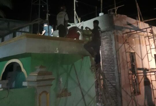 Anggota Satgas TMMD ke 106 Bersama Warga Percepat Pembangunan Masjid Al Huda