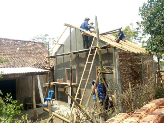 Anggota Satgas TMMD ke 106 Pasang Kaso Rumah Mbah Plendik