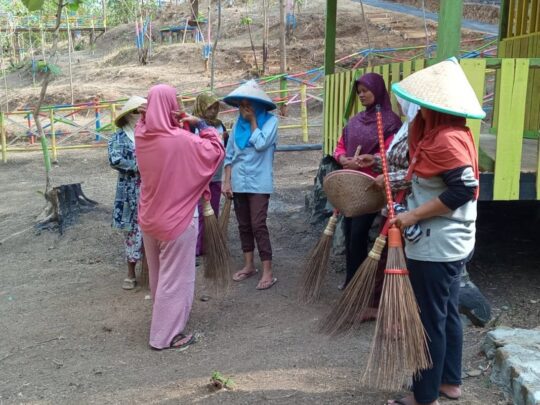 Semangat Emak-Emak Wujud Dukungan Program TMMD reg 106 Kodim Cilacap
