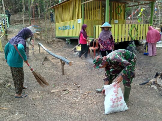 Bersih-bersih di Lokasi Wisata Pemancingan Krama Cenil