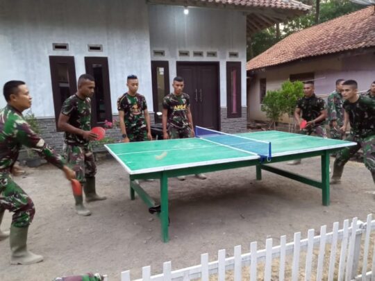 Main Tenis Meja, Hiburan Satgas TMMD Usai Kegiatan TMMD Sore Hari
