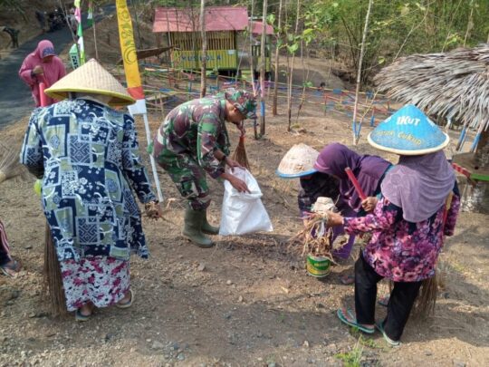 Gunakan Karung Plastik Bekas untuk Kumpulkan Sampah di Wisata Pemancingan Krama Cenil