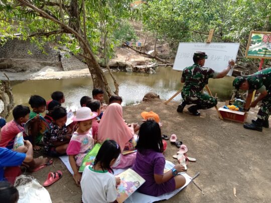 Belasan Balita Diajak Satgas TMMD 106 Kodim Cilacap, Baca Buku di Wisata Pemancingan Krama Cenil