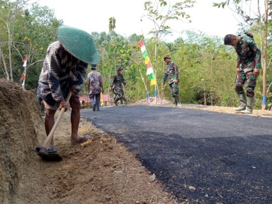 Walau Usia 70 Tahun, Kakek ini Ikut Kerja Bakti TMMD 106 Kodim Cilacap
