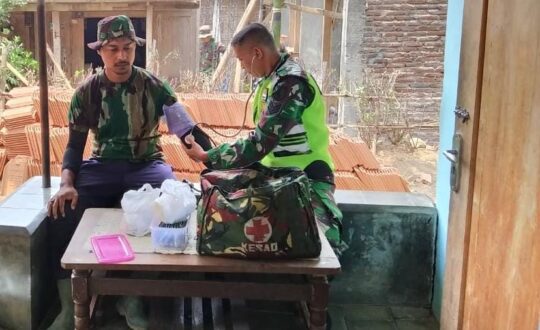 Dukung Kelancaran TMMD, Serka Misni Berikan Vitamin kepada Anggota SatgasTMMD ke 106