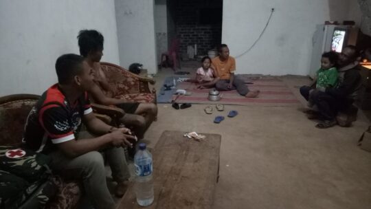 Anggota Satgas TMMD ke 106 Menjalin Silaturahmi Dengan Menyambangi Rumah Warga