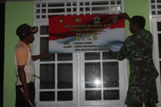 Tak Kenal Lelah, Sertu Jumadi Dan Kadus Kalirau Radin Pasang Bener Di Penerima RTLH