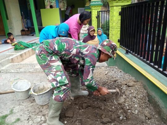Satgas TMMD bersama Warga Dusun Kaligintung, Bersihkan Masjid Al Mukhlisin