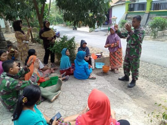 Keakraban dan Kekeluargaan Satgas TMMD bersama Dengan Warga Dusun Kaligintung Tak Terpisahkan