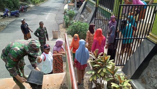 Kompak yang Dilakukan Emak-emak Desa Cilibang di Lokasi TMMD 106 Kodim Cilacap