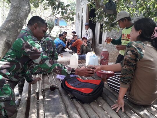 Siti Munaroh Suguhkan Kopi, Satgas TMMD 106 Kodim Cilacap Semangat