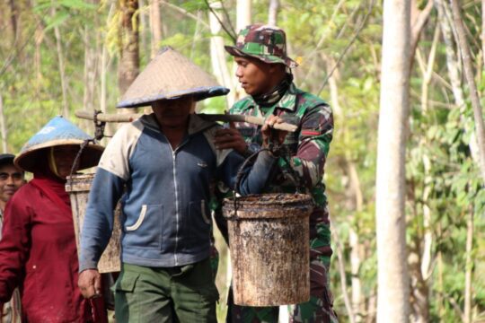 Satgas TMMD 106 Kodim Cilacap, Cekatan Bantu Petani Saat Lelah