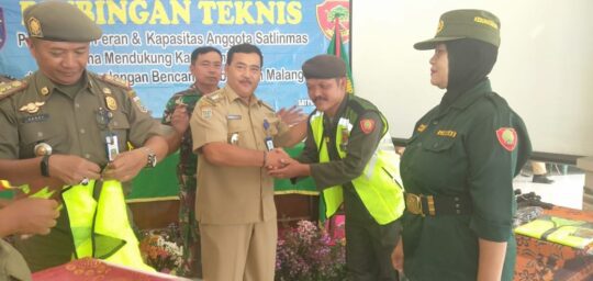 PEMBERIAN ROMPI DARI CAMAT DONOMULYO MENAMBAH SEMANGAT LINMAS UNTUK BERTUGAS