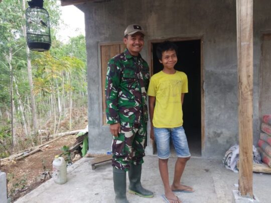 SEORANG ANAK REMAJA TERSENYUM, KARENA RUMAHNYA TERKENA PROGRAM RTLH KODIM 0818/MALANG -BATU
