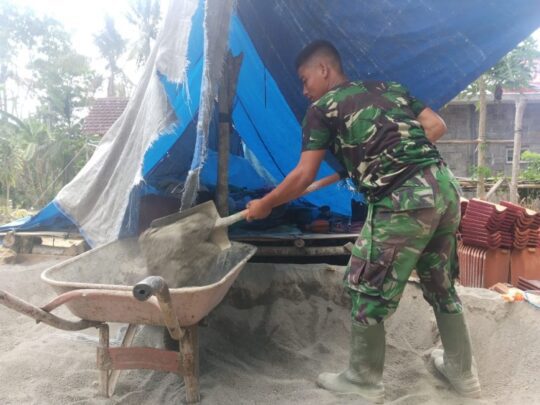 Gerobak sorong dan Sodok Selalu Setia Menemani Anggota Satgas TMMD 106 Donomulyo