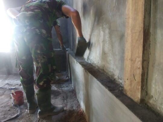 Pemlesteran Dinding RTLH Bapak Warino di TMMD 106