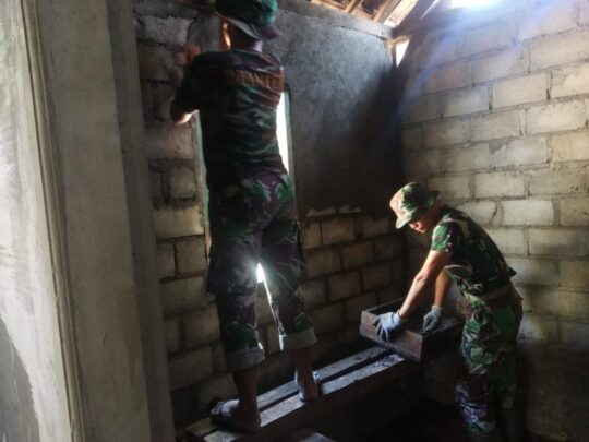 RUMAH BU PAINEM, DI PLESTER SATGAS TMMD 106 KODIM 0818/ MALANG -BATU