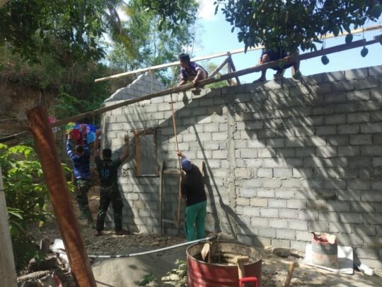 SATGAS TMMD 106 DAN WARGA DESA PASANG KAYU BLANDAR SAMBIL BERDENDANG