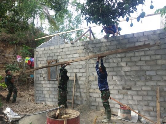 WARGA ANGKAT KAYU RUMAH UNTUK DIPASANG SATGAS TMMD 106