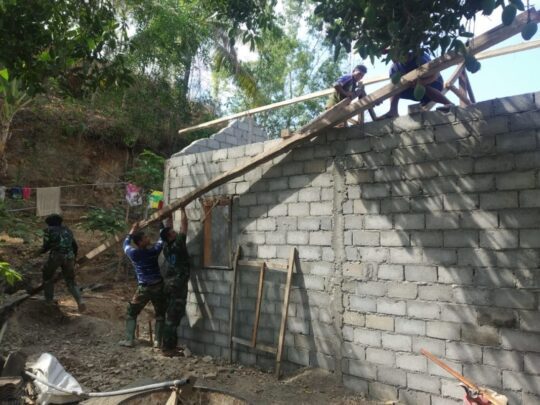 KEKUATAN PENUH SATGAS TMMD REG KE 106 KODIM 0818 MALANG-BATU DALAM PROSES RTLH