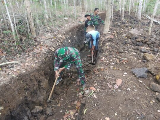SEMANGAT WARGA DAN SATGAS TMMD 106 buat Irigasi sawah