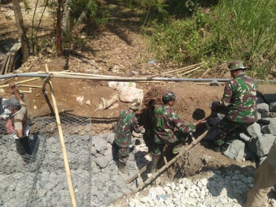 PENGERJAAN BRONJONG DI TMMD REG KE 106 KODIM 0818 MALANG-BATU DI DONOMULYO