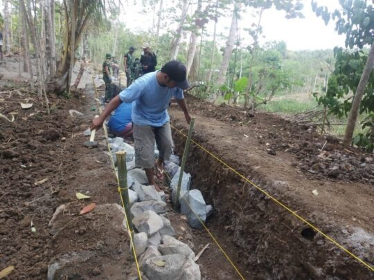 Tali Kuning Sepanjang Irigasi Di Lokasi TMMD 106 Donomulyo