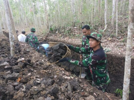 Tim Satgas TMMD 106 Sisiri Tumpukan Batu di Lokasi Irigasi