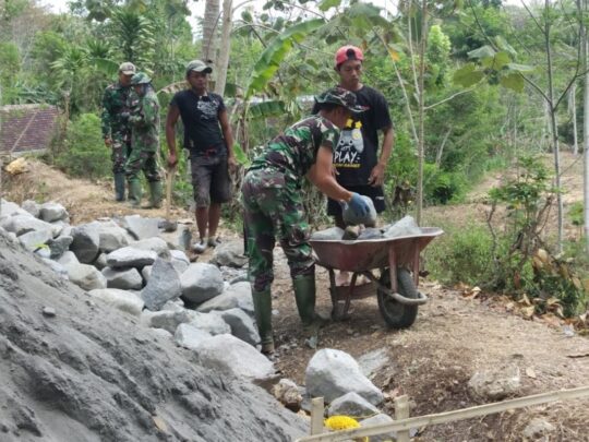 Pengangkutan Batu Ke Lokasi Pembuatan Irigasi TMMD 106 Kodim 0818 Malang Batu