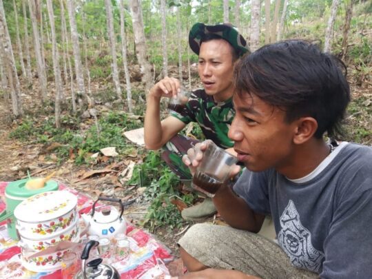 Wayae Ngopi Kode dari Warga Bersama Satgas TMMD 106 Kodim 0818 di Donomulyo