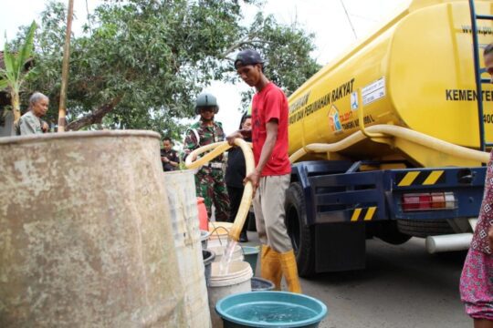 Warga Dusun Kalirau Senang, Sambut Kedatangan Mobil Tangki Air Bersih