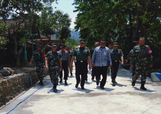 Tim Wasev TMMD Pusterad ke 106 Tinjau Sasaran TMMD ke 106 Kodim 0802