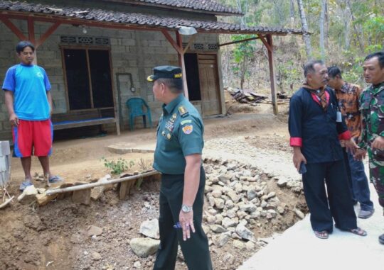 Ditemui Koorsahli Pusterad, Adi Santoso Ungkapkan Rasa Gembira TMMD ke 106 Dilaksanakan Di Desanya
