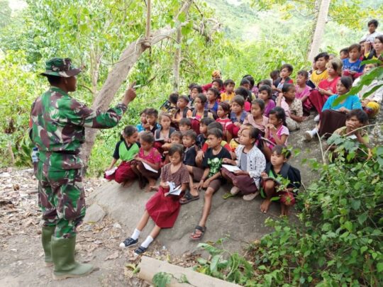 Gunakan Bahasa Suku Lauje, Satgas TMMD 106 Mengajar Membaca Dan Berhitung
