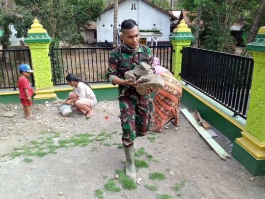 Dukung Kegiatan TMMD, Warga bersama Satgas TMMD Bersihkan Lingkungan Masjid Al Mukhlisin.