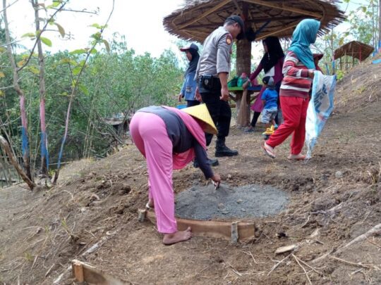 Saniem Rela Gunakan Sandalnya Untuk Ratakan Pasir Dijalan