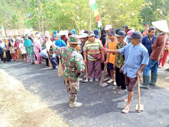 Masyarakat Desa Cilibang Bersihkan Lokasi Wisata Krama Cenil bersama Satgas TMMD