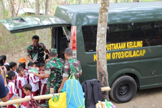 Belajar Di Alam Terbuka, Siswa Siswi Paud Hidayah Serbu Mobil Perpustakaan Kodim 0703 Cilacap