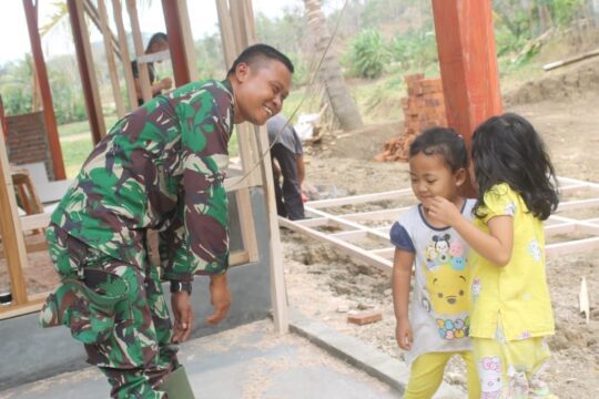 Sedang Rehab RTLH, Letda Heru Setyawan Digoda Dua Bocah Balita